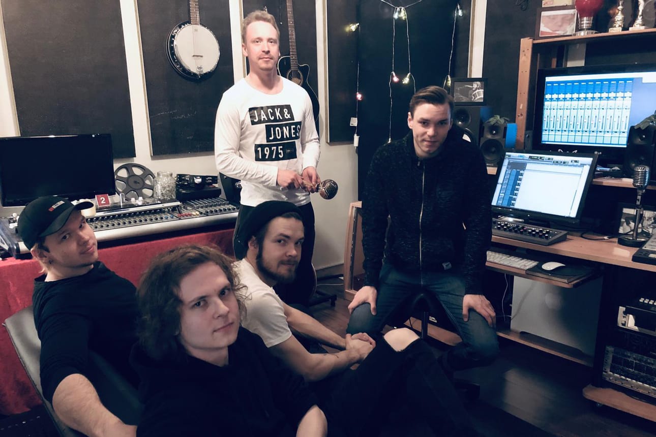 Sleep Among Lionsissa soittavat Miika Oja (vas.), Niko Haapakoski, Juhani Ukkola, Marko Talus (takana) ja Antti Seikkala.