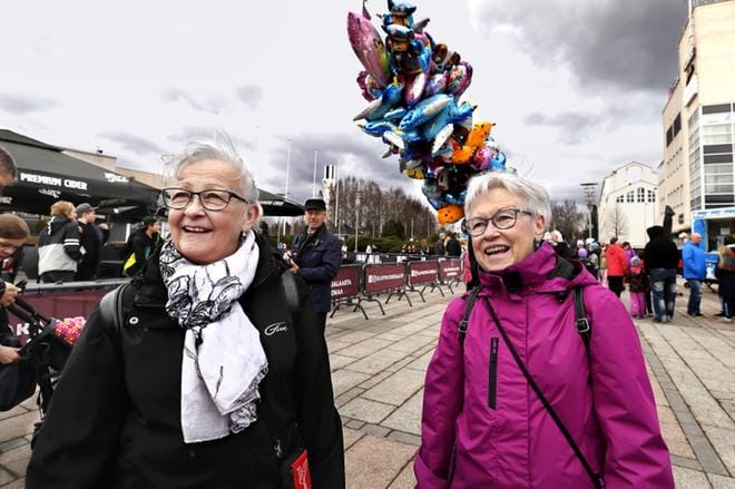 Sisarukset Tuija Laine ja Virpi Laine nauttivat Seinäjoen vapputorin rauhallisesta tunnelmasta. Vaasasta hiljattain muuttaneelle Tuija Laineelle Seinäjoen vapputori oli uusi kokemus. KUVAT: JOUKO HÄNNINEN