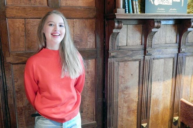 Ilona Tuomalan singlen julkaisukeikalla kuullaan 10 Tuomalan omaa kappaletta ja yksi cover-versio. Laulamisen lisäksi hän soittaa keikallaan akustista kitaraa ja pianoa. Kuva: Josefiina Vanhanen