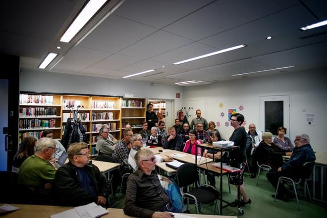 Nurmon kirjastoon kertyi useita kymmeniä biokaasulaitoksesta kiinnostuneita ja huolestuneita keskustelemaan ja kuulemaan hankkeesta. KUVAT: JAAKKO ELENIUS