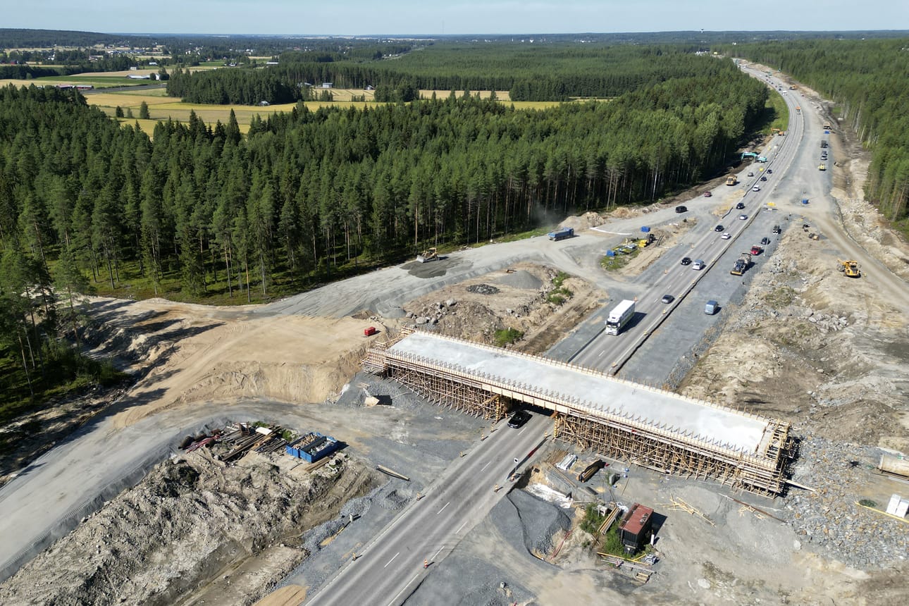 Tietyöt painottuvat Lapuan Muurimäen eritasoristeyksen ja siitä Lapuaa kohti tulevien ohituskaistojen rakentamiseen tällä hetkellä. Projektipäällikkö Pasi Kivioja avaa aikatauluja tarkemmin jutussa.