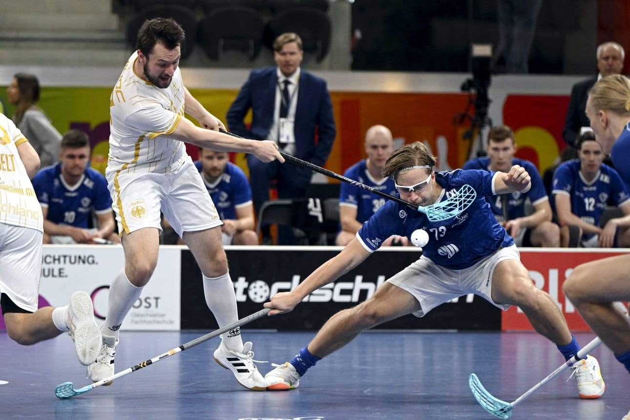 Ottelun avausminuuteilla Suomi siirtyi Justus Kainulaisen (kuvassa keskellä) laukauksella nopeasti johtoon. LEHTIKUVA / Antti Aimo-Koivisto