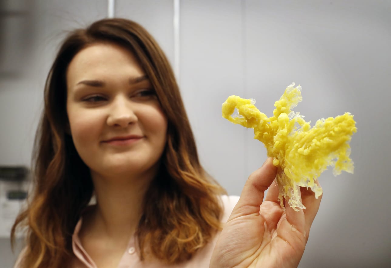 Laura Pasman mehiläisvahatina muistutti muiden ryhmäläisten mielestä kasvia tai delfiiniä. Perinteisten tinojen myrkyllisyys oli kaikille testiporukassa uutta tietoa.