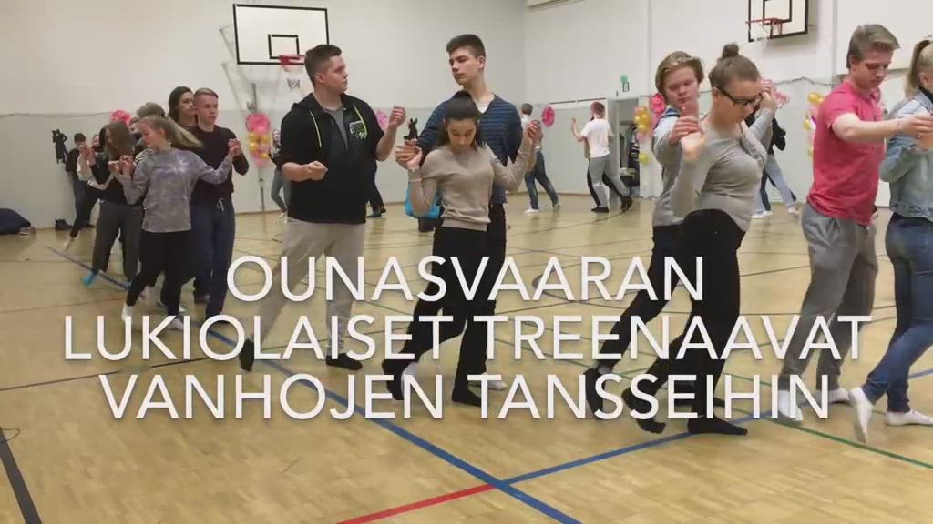 Ounasvaaran lukiolaiset harjoittelevat vanhojen tansseihin