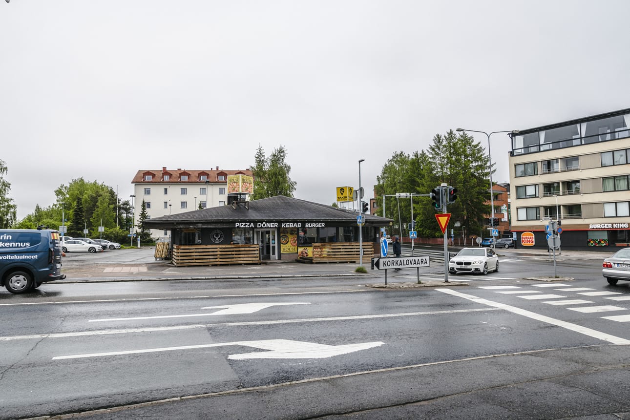 Porokulman nykyinen liikerakennus pitää purkaa siinä vaiheessa, kun aluetta aletaan rakentaa asemakaavamuutoksen mukaisesti. Katualue levenee kaavamuutoksessa niin, että liikerakennus jäisi osittain uuden katulinjauksen alle.