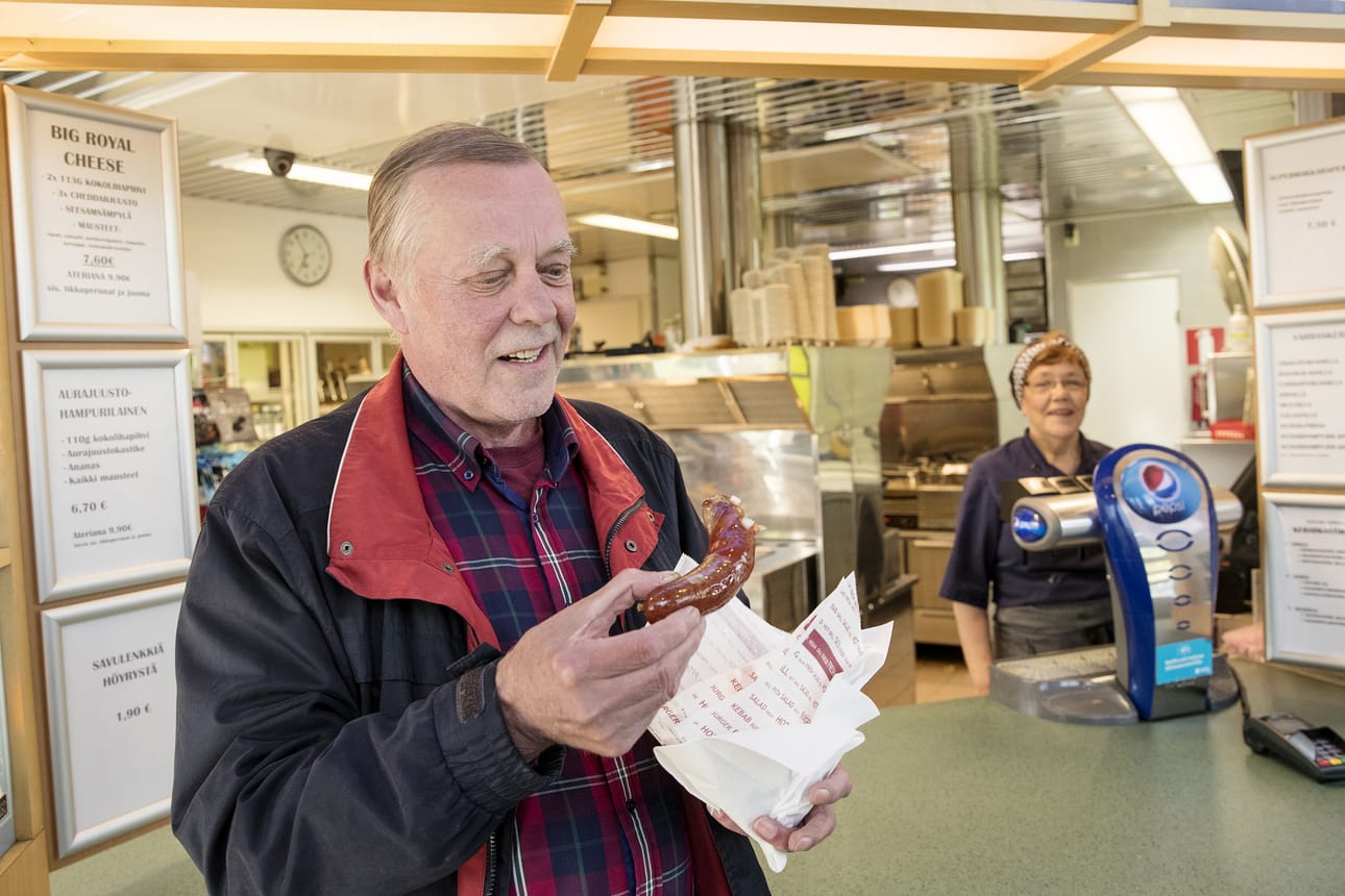 Höyhtyän grillin lähellä asuva Jorma Harjula käy tämän tästä kärkkärillä, koska oululainen perinnemakkara maistuu niin ainutlaatuiselle, paljon täyteläisemmälle kuin muut grillimakkarat. Arja Hiltunen on paistanut ja myynyt kärkkäreitä Höyhtyällä 35 vuotta.