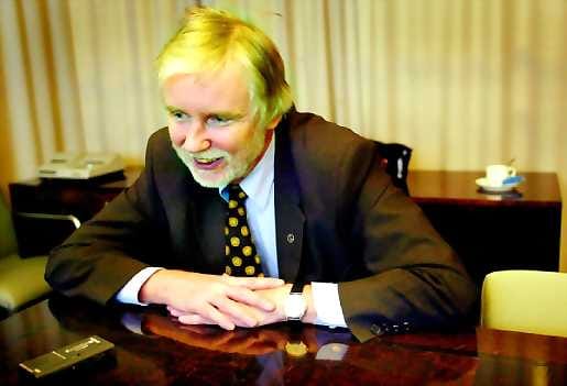 Ulkoministeri Erkki Tuomioja korostaa, että virat ovat vain määräaikaisia pysyvän perustuslain rinnalla.