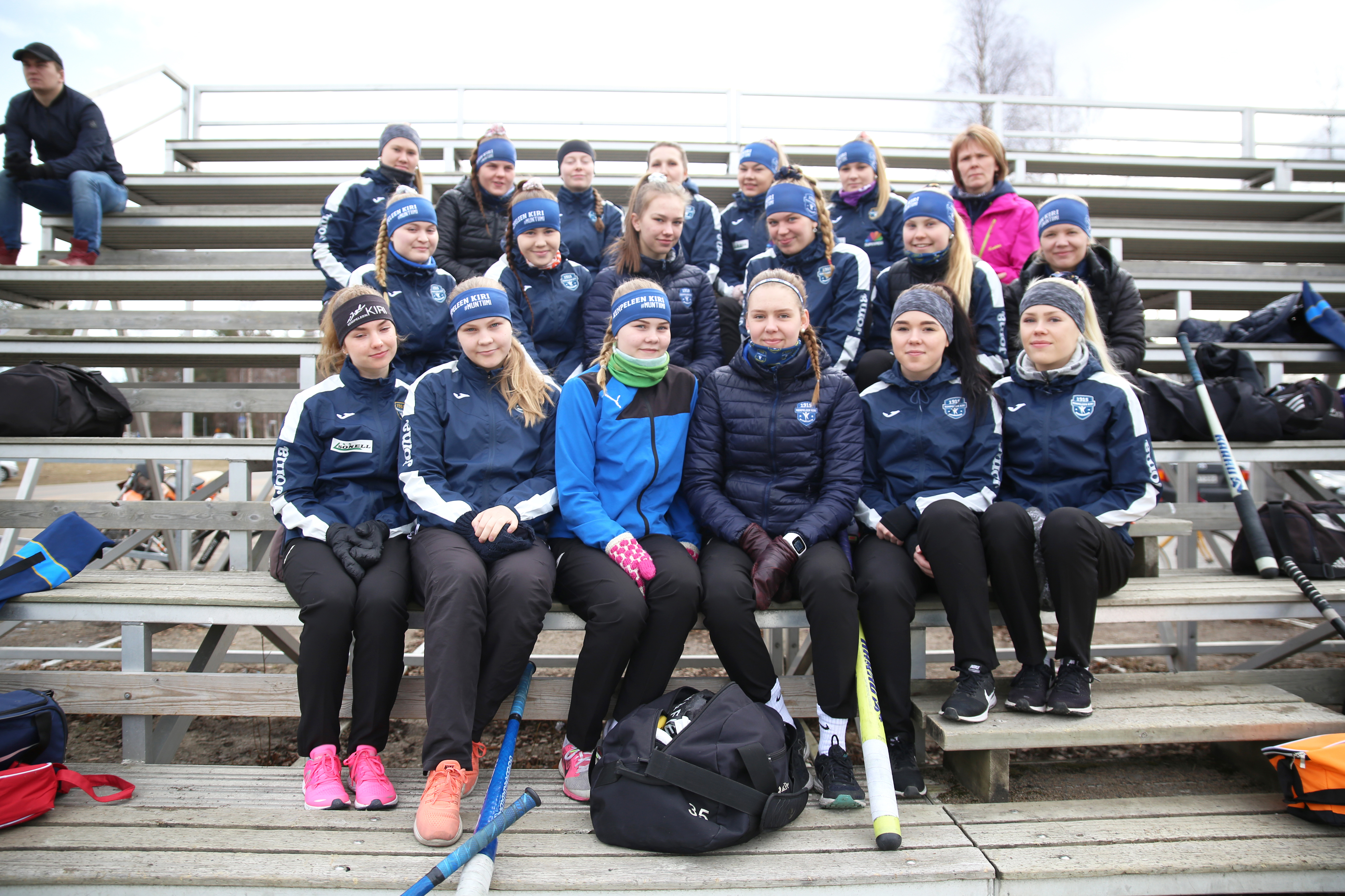 Kempeleen Kirin B-tytöt odottelemassa pelivuoroaan.
