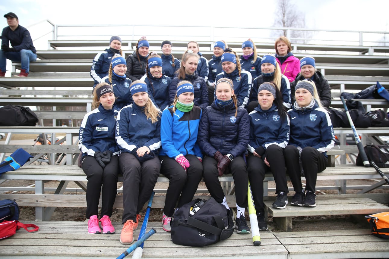 Kempeleen Kirin B-tytöt odottelemassa pelivuoroaan.