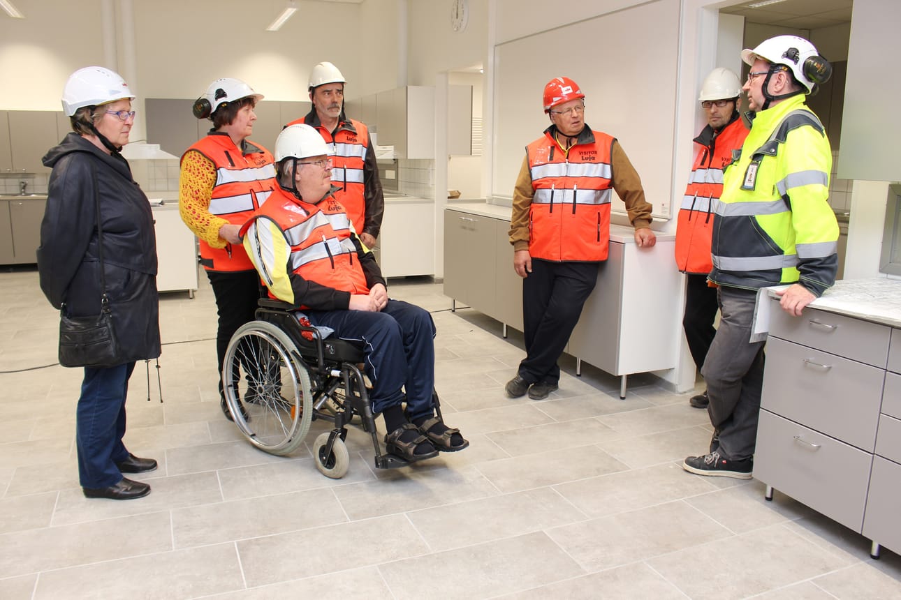 Ruukin uusi koulukeskus valmistuu sisä- ja ulkopuolisilta rakennusosiltaan toukokuun aikana. Ruukin Invalidien johtokunnan ominaisuudessa uusiin tiloihin tutustuivat Pirjo Aho, Arja ja Reijo Lepistö, Jorma Turula, Olavi Kannisto ja Pentti Behm. Opetuskeittiötä vieraille esittelemässä kouluhankkeen projektipäällikkö Timo Ryyppö.