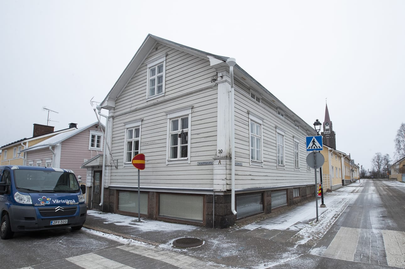 Maria Murtomäen koristelema sunnuntain jouluikkuna avautuu Cortenkadun puolelle.