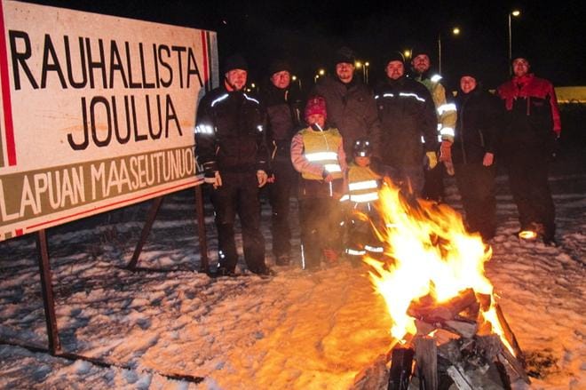 Aki Natri, Jussi Kangas, Matti Muilu, Jaakko Ojanperä, Juha Lilja, Annika ja Petri Saranpää sekä Melina Rinta-aho ja Oskari Muilu tervehtivät tielläliikkujia Lapuan maaseutunuorten joulutulilla valtatien 19:n varrella lähellä Koveron risteystyömaata. KUVA: HANNU LUSA