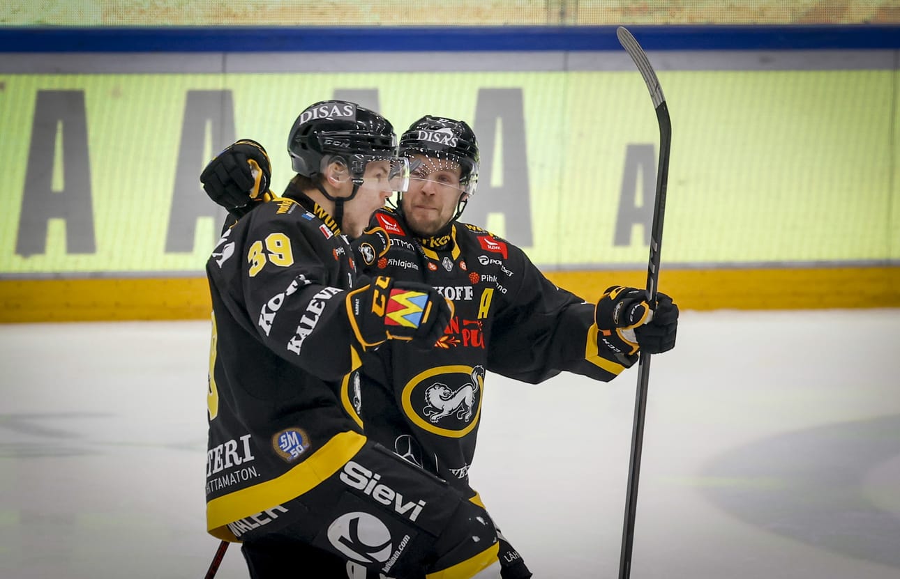 Kärppien Viljami Juusola (39) tuuletti urku auki liigauransa avausosumaa. Teemu Turunen oli ilossa mukana.