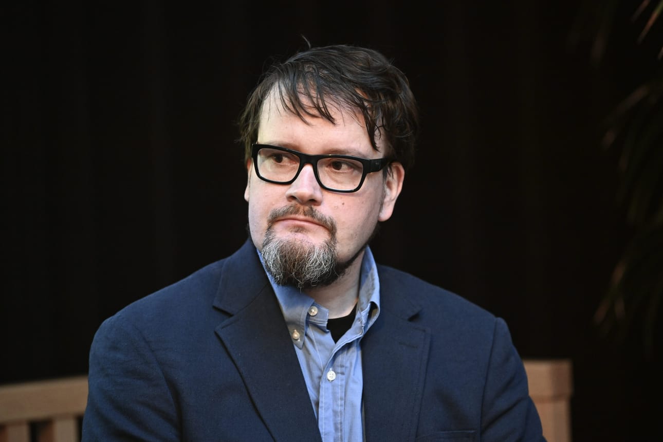 Tutkimusprofessori Tuomas Kosonen pitää muun muassa kotitalousvähennyksen nostoa tehottomana toimena. Hallitus aikoo nostaa vähennyksen enimmäismäärän 2 100 euroon, kun se aiemmin laski enimmäismäärän 1 600 euroon.