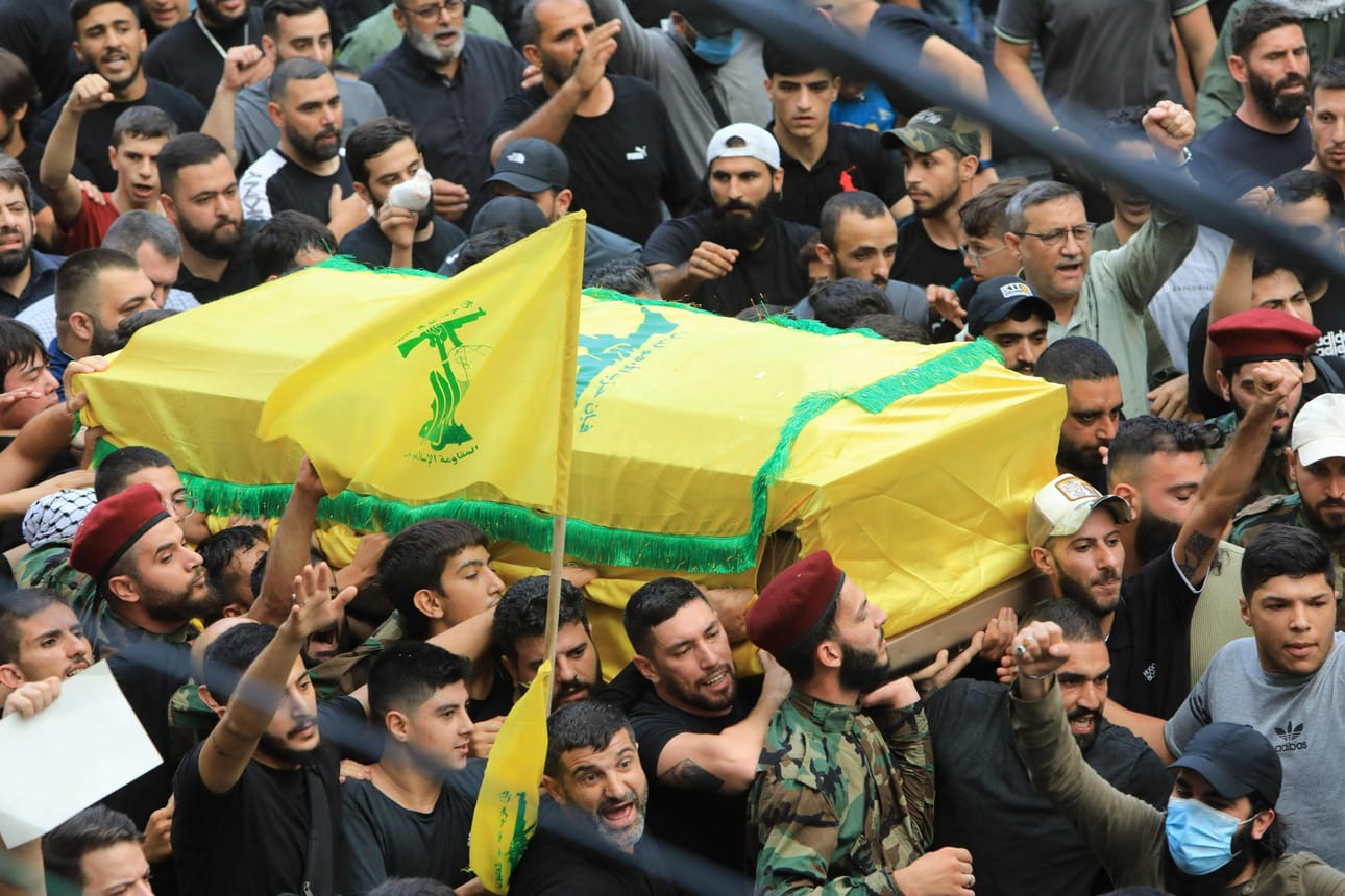 Israel teki perjantaina ilmaiskun Libanonin pääkaupunkiin Beirutiin, kohteenaan Hizbollahin komentajat. Sunnuntaina Beirutissa haudattiin yksi komentajista, Ibrahim Aqil. LEHTIKUVA/AFP