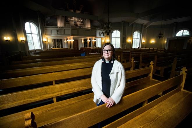 Satu Linko ei ole kohdannut asenteellisuutta työskennellessään pastorina ja edetessään urallaan. Ylihärmässä hän kokee olleensa aina täydellisesti hyväksytty. – Meitä on pieni joukko naisia kirkkoherroina tässäkin hiippakunnassa, mutta en ole ensimmäinen, enkä varmasti viimeinen. KUVA: JAAKKO ELENIUS