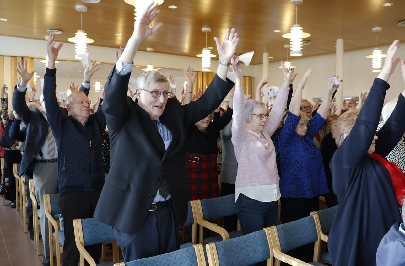 Ritva Heinonen kehotti ihmisiä nousemaan ylös ja jumppaamaan vähän. Niin tapahtui. Hän oli kuullut samassa junanvaunussa matkustaneelta lääkäriltä neuvon, että hartiat pysyvät vetreinä, kun säännöllisesti pumppaa hartioita korviin niin monta kertaa kuin on kertynyt ikävuosia.