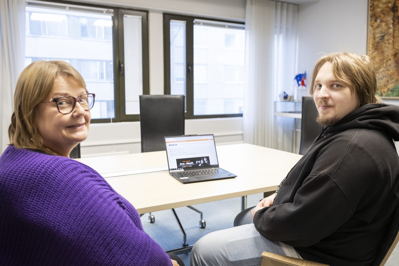 Pirkko Laasonen ja Eelis Karjalainen auttavat tilaajia Kalevan toimituksen digiopastuksessa.
