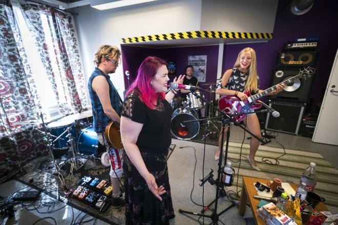 Tulenkulkijat määrittelee musiikkinsa rockpopbluesalt.grungeprogeksi. Marko ja Sanna Perälän, Pasi Helinin ja Katriina Rintalan mielestä turhan tarkat genrerajat rajoittavat liiaksi musiikin tekemistä. Yhtye esiintyy Seinäjoella Pohjarockissa 25. elokuuta. KUVA: JARNO PELLINEN