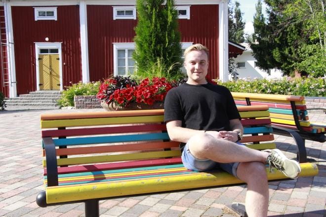 Tromsö IL:n fysiikkavalmentaja Juha-Jaakko Ulvila pääsi heinäkuussa piipahtamaan kotikonnuilleen Lapualle, kun Norjan jalkapalloliigassa vietetään pientä ottelutaukoa. Ulvilan 4-vuotias poika osaa jo puhua norjaa ja hieman englantiakin ja pääsi nyt isovanhempiensa luokse lakeuksille. Ulvilan vaimo jäi Suomi-loman ajaksi Norjaan työskentelemään. KUVA: PAAVALI PASTILA