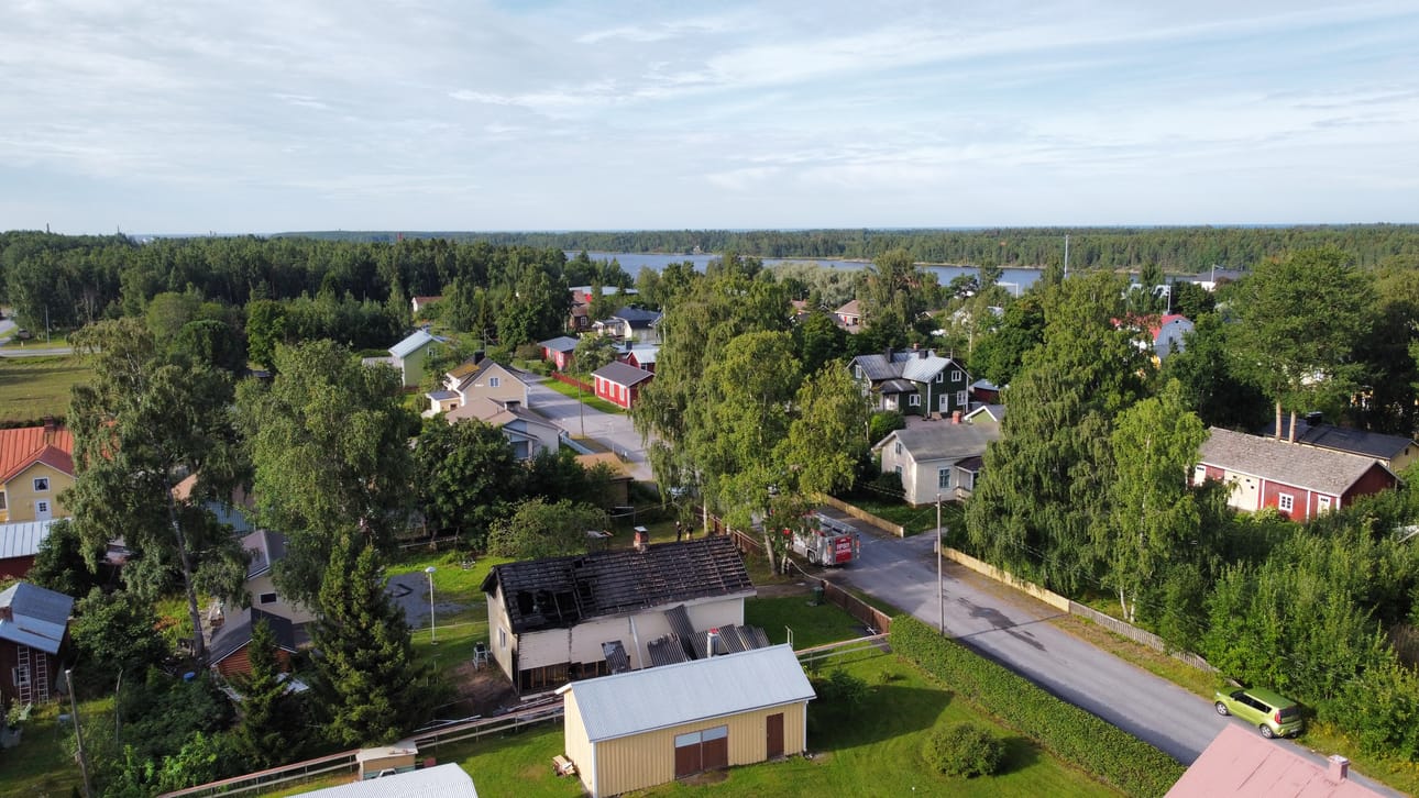 Keskiviikkoaamuna paikalla oli edelleen pelastuslaitoksen yksikkö suorittamassa jälkivartiointia.