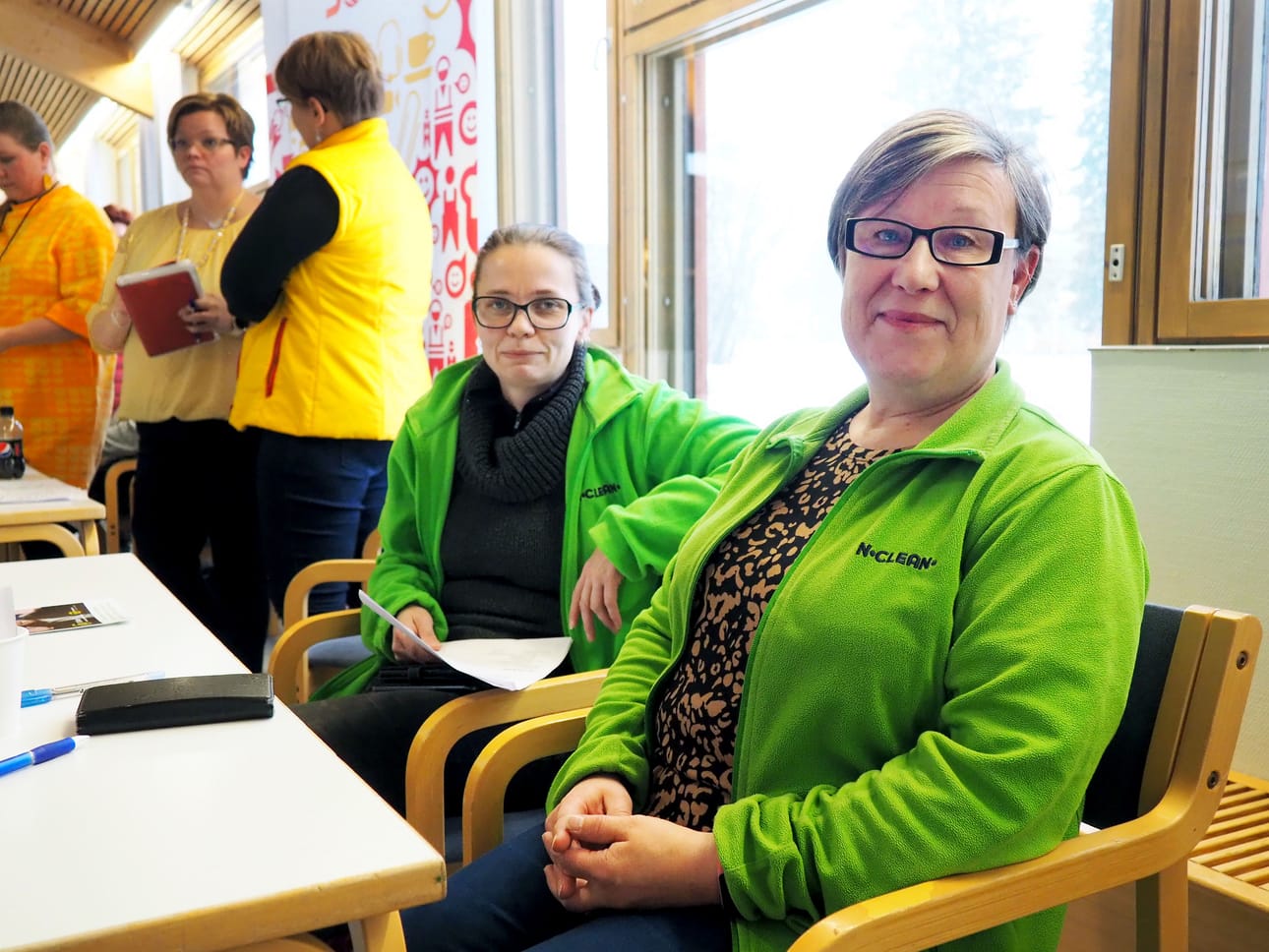 N-Clean oy:n palveluesimies Aila Karjalainen (oi.) ja kohde-esimies Kati Kellokumpu rekrytoivat siivousalalle, sillä talvisesonki on käynnistymässä ja tekijöitä tarvitaan.