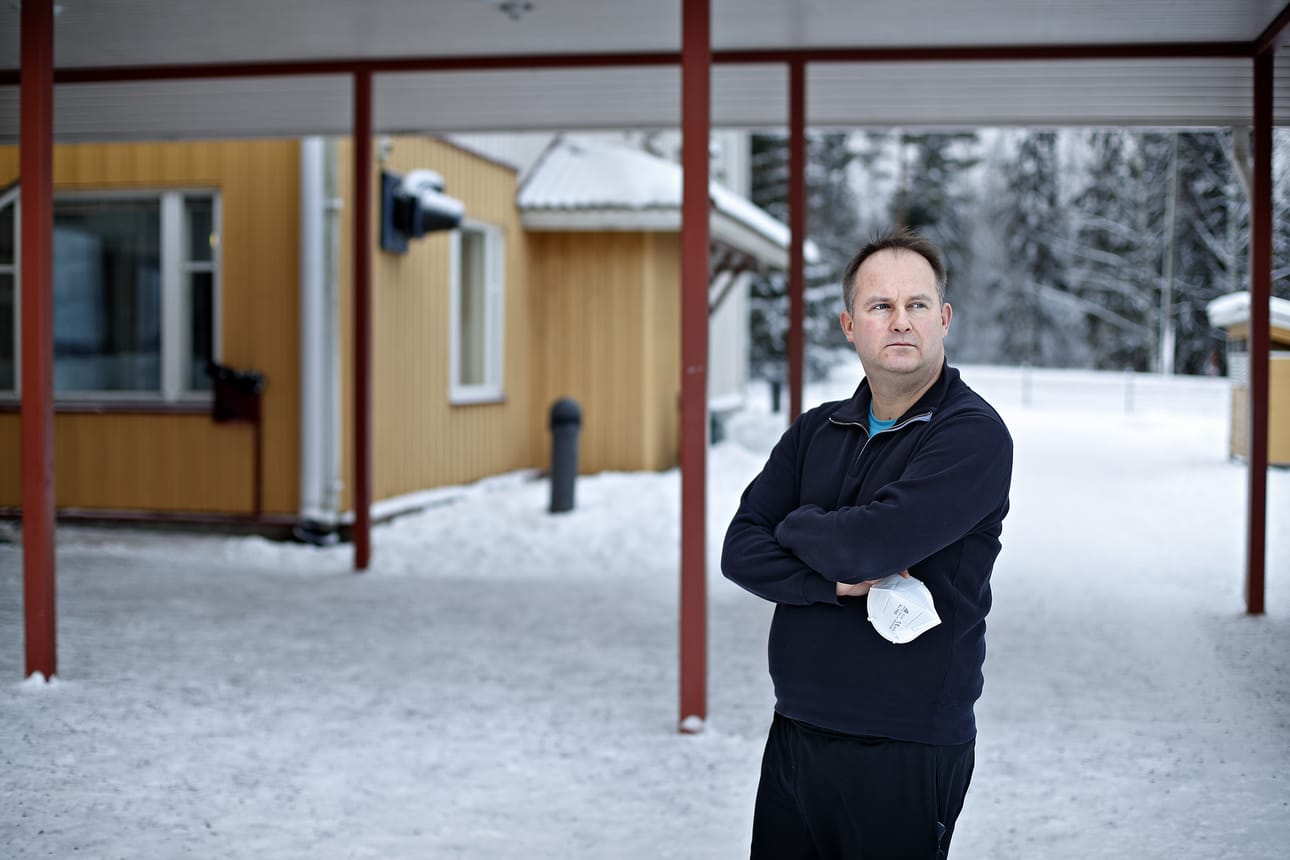 Seinäjoen Halkosaaren koulun koulunjohtaja Tero Juonoja käy tuntien välissä mielellään haukkaamassa raitista ilmaa. - Helpompaa sitten taas maskin kanssa seuraava tunti.