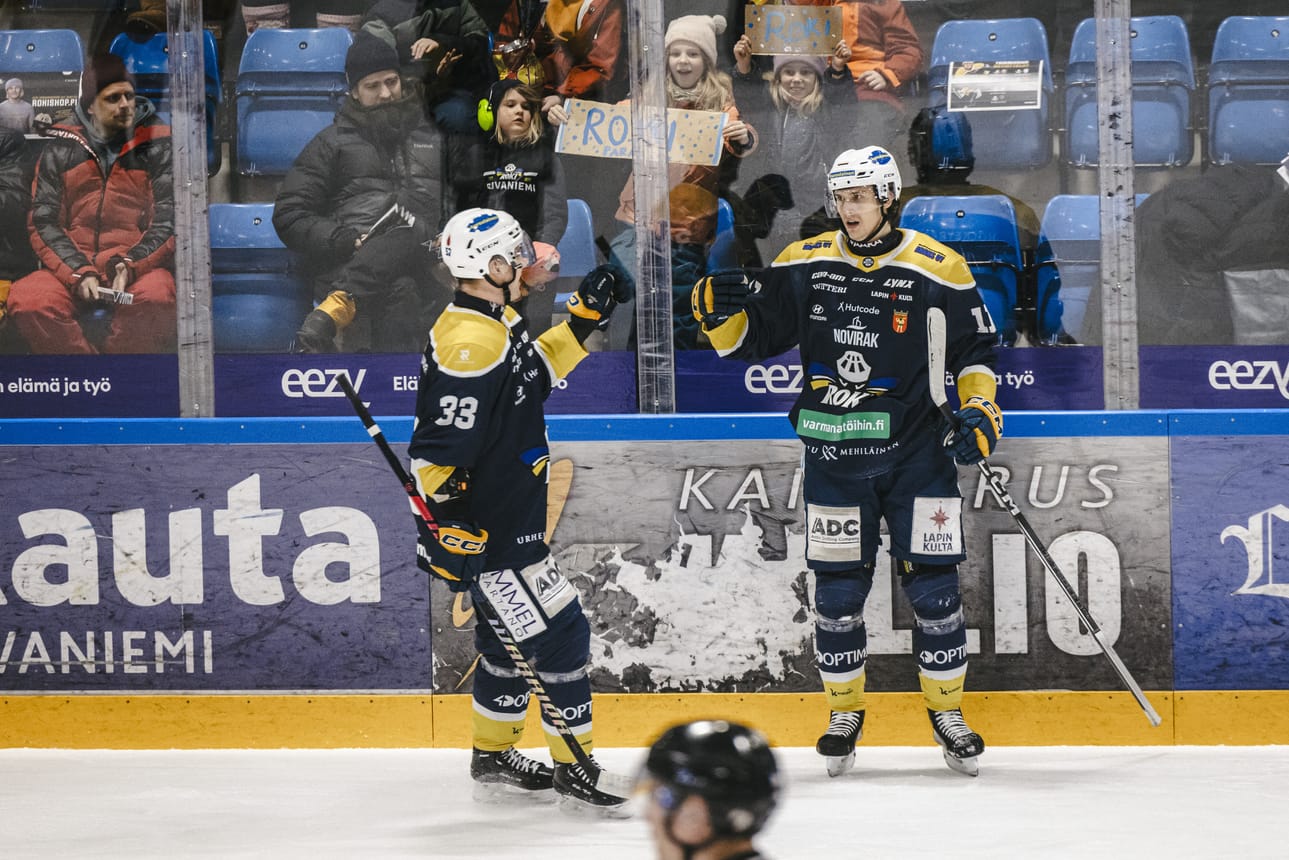 Lauri Heino (oik.) iski RoKin toisen maalin tarkalla rannelaukauksella. Johto kesti pitkään, vaan ei tarpeeksi kauan. Onnittelemassa pätkäpestiläinen Oskari Lammi.