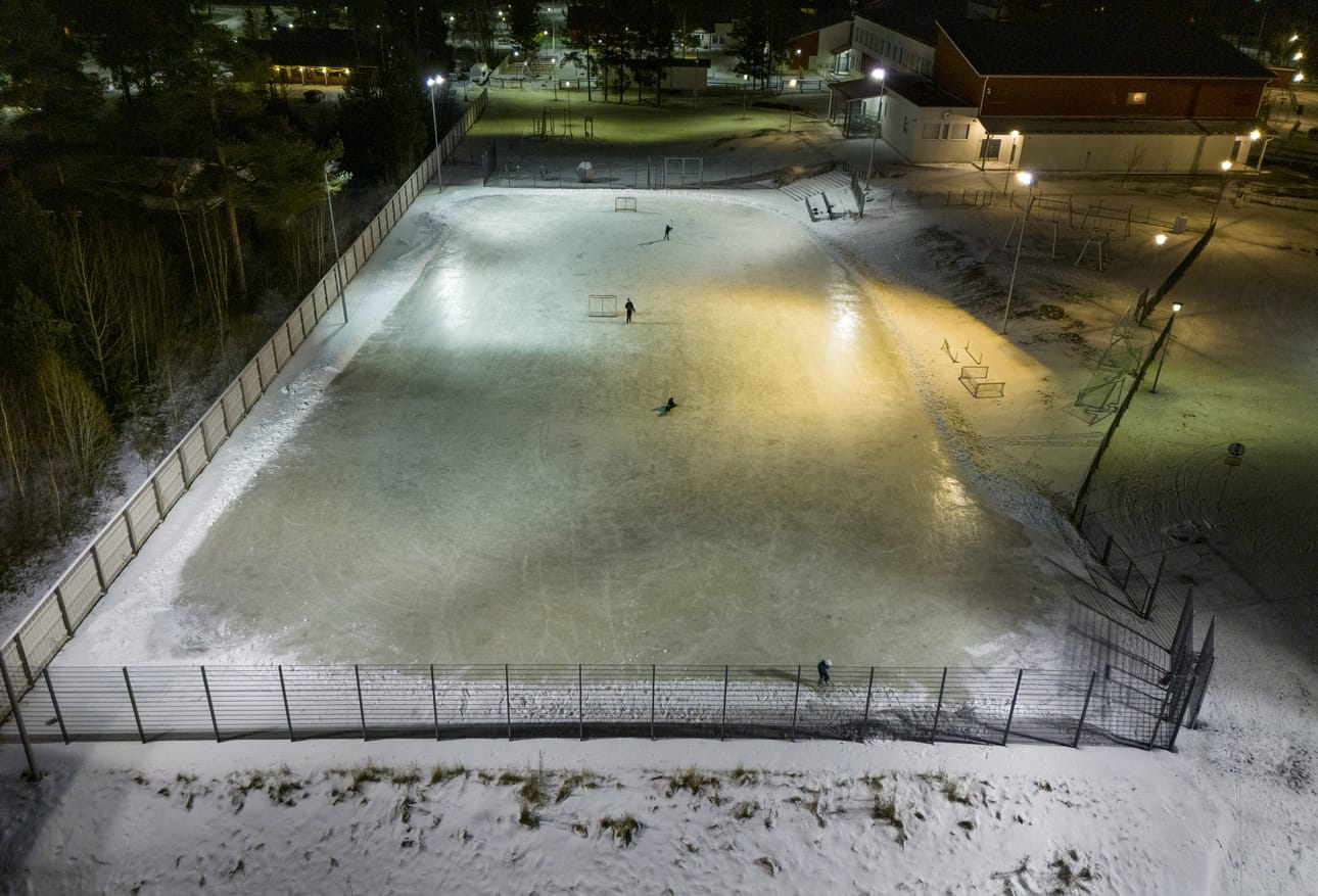 Oululaiset pääsevät luistelemaan koko kaupungin luistelukentillä ensi viikon loppuun mennessä, mutta hiihtäjät joutuvat odottamaan parempaa lumitilannetta.