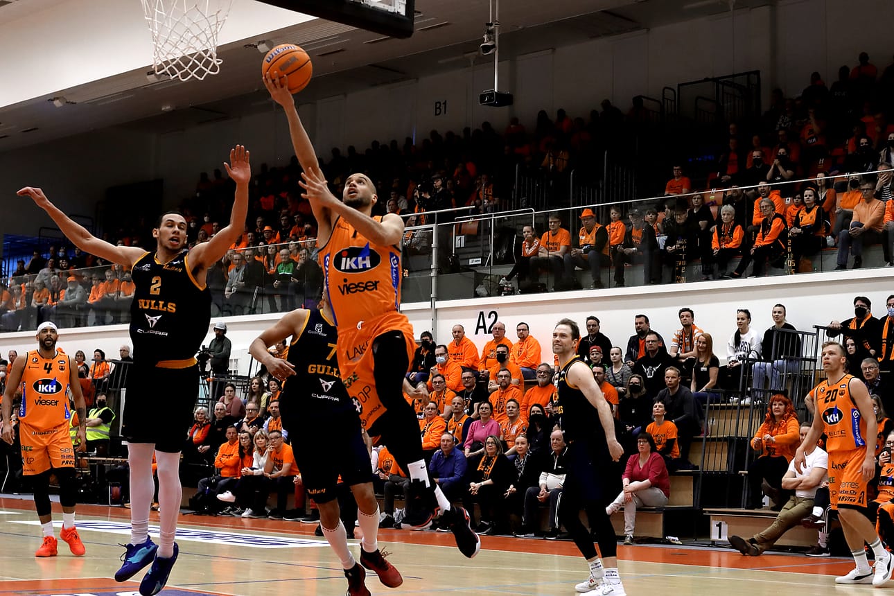 Seagullsin Shawn Huff ja Lassi Nikkarinen seuraavat Karhun Cameron Jonesia.