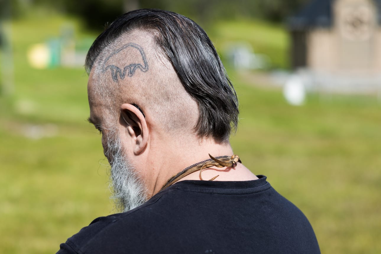 Karhulla on karhun kansan uskossa erityisasema. Siihen sisältyy ajatus eläimen asemasta jumalana. Miika Vanhapihalla on useita tatuointeja, jotka viittaavat karhuun.