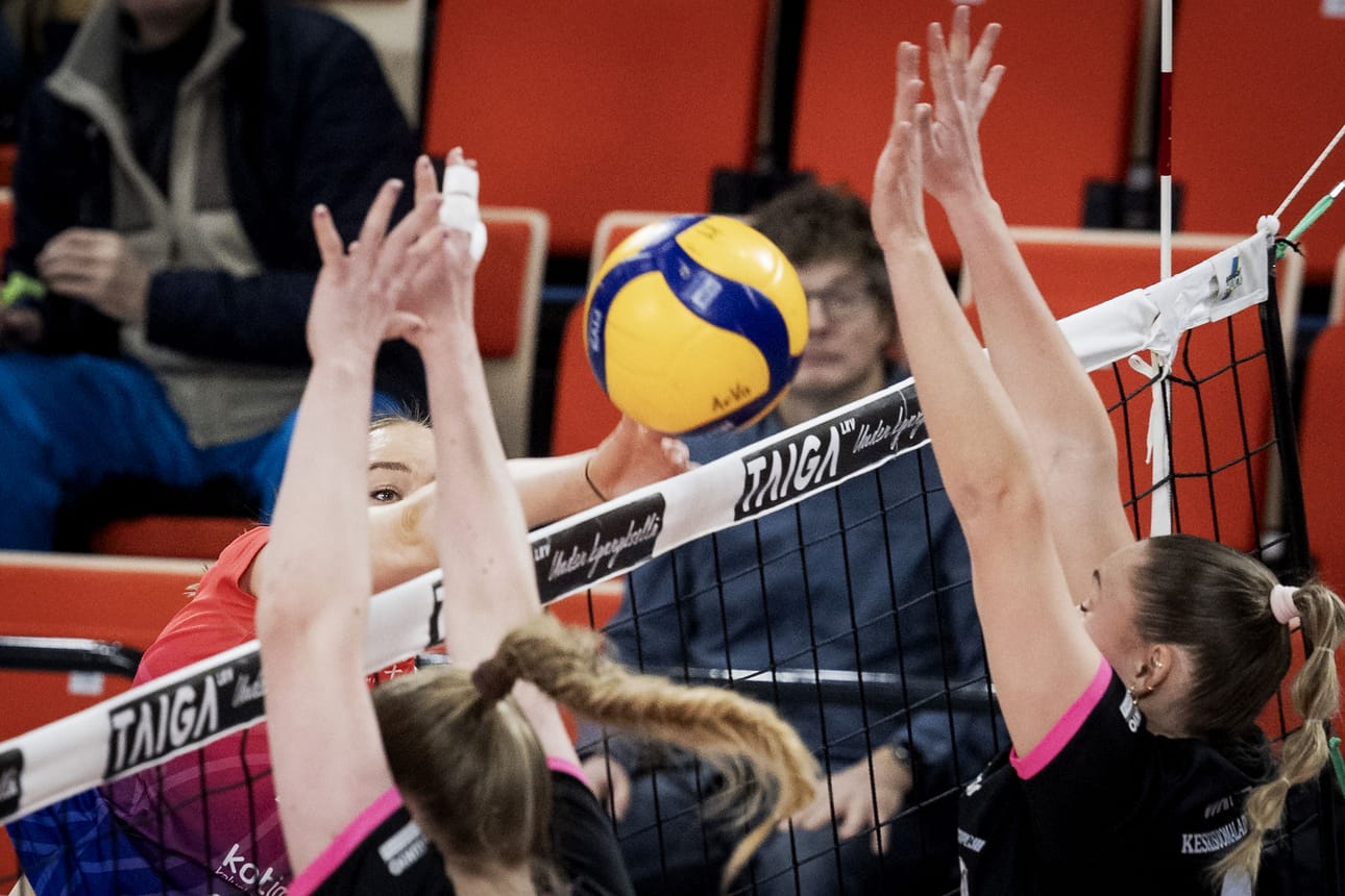 LiigaPlokin torjunta oli kotijoukkuetta terävämpi. Arctic Volleyn Iida Mikkonen yrittää löytää aukon torjunnasta.