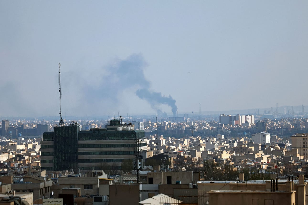 Savua nousi iskun jälkeen Teheranissa keskiviikkona. Iran on puolestaan tehnyt iskujen sarjoja Israeliin.