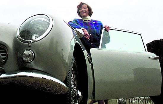 Lois Maxwell ja Bondin Aston Martin DB 5 vuonna 2001.