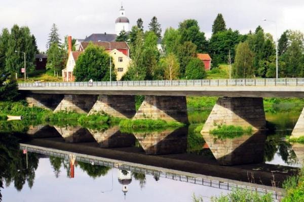 Joulukuussa julkaistava uutuuskirja tekee Vähänkyrön historian eläväksi. Kyrönjoen silloista Ojaniemen silta tunnetaan myös nimellä Kirkonsilta. Kuva: Risto Kiviranta