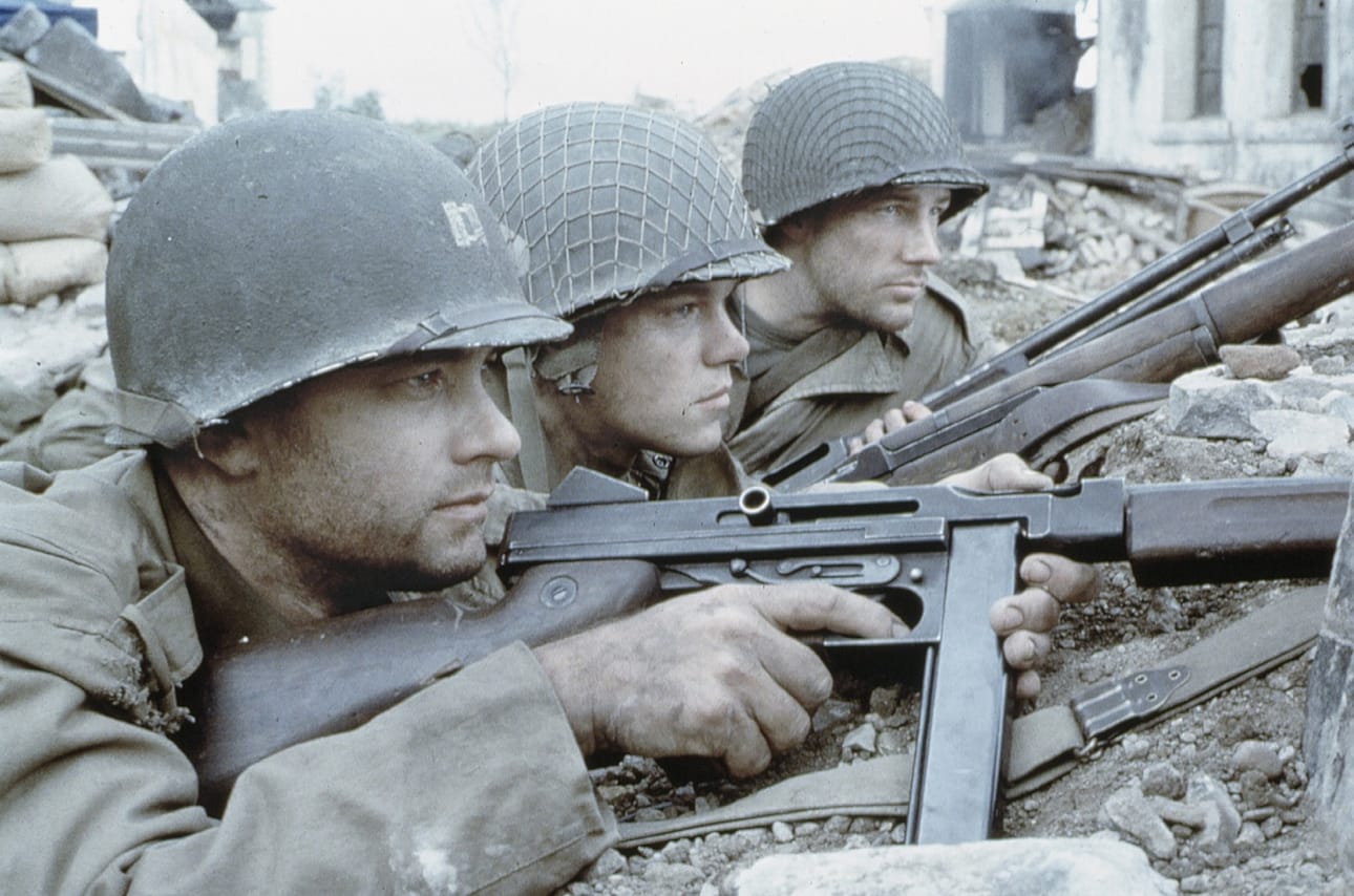 Tom Hanks (vasemmalla) on pääosassa Pelastakaa sotamies Ryan -elokuvassa. Muissa rooleissa on muun muassa Matt Damon ja Edward Burns.
