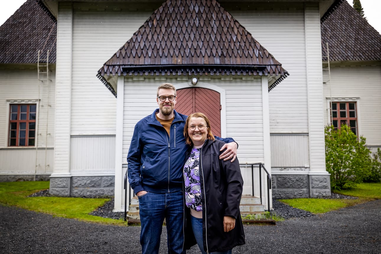 Iiro Heino ja Maarit Brandtell tulevan vihkikirkkonsa pihamaalla.