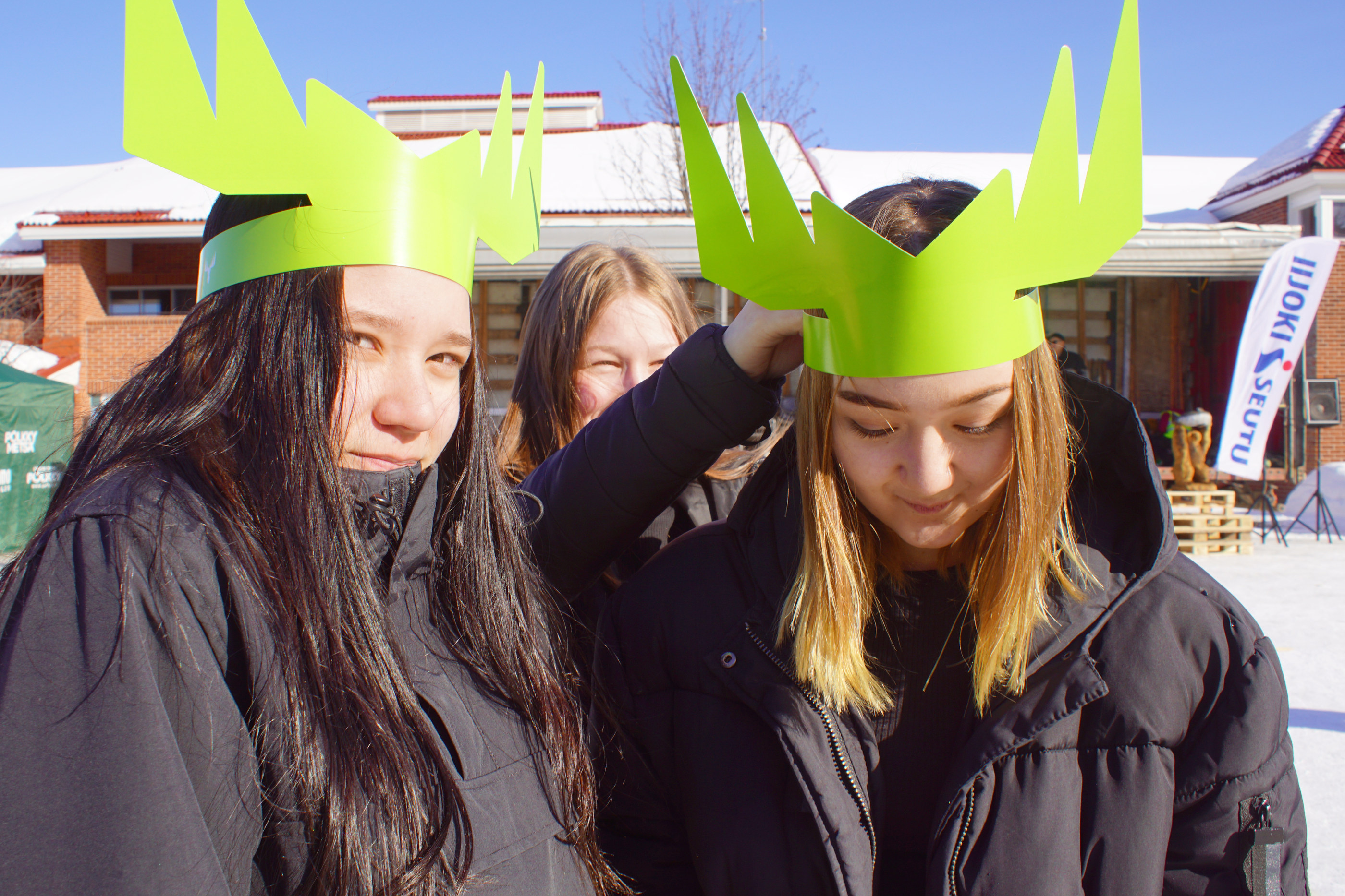 Hirsikampuksen 8-luokkalaisilla oli tehtävä kiertää metsätorin kojut. Henna Kipinä ja Laura Isomaa löysivät näyttävät koristeet. Takana Anni Runni.