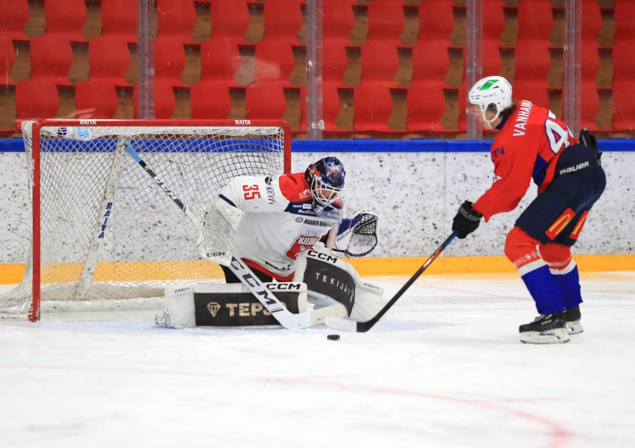 Miska Olander teki minkä pystyi torjuen ottelussa 28 kotkalaisten laukausta.