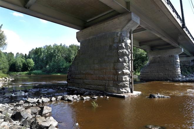 Hanhikoskella Ylistarossa jokiveden pinta on laskenut jo kuivalla betonilla törröttävän mittauskepin alimmankin tason alapuolelle. KUVA: JOUKO HÄNNINEN