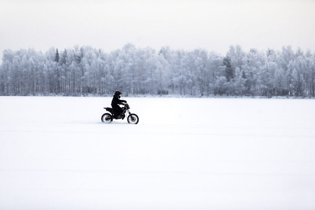 Mopojen lisäksi poikien vastauksissa korostuivat autot, traktorit ja mönkijät. Tyttöjen vastauksissa oli vain kerran mainittu mönkijät. Arkistokuva.