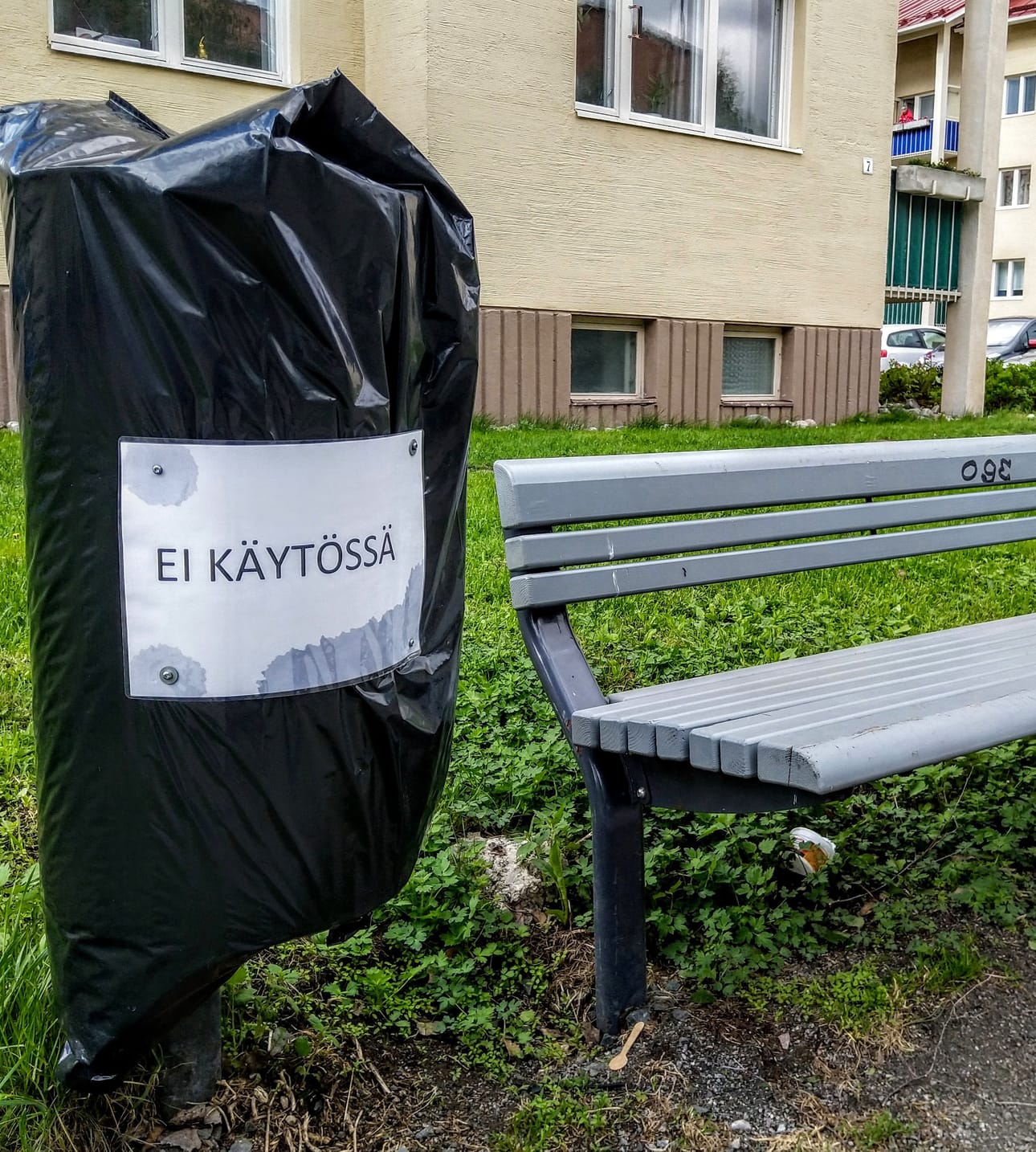 Miksi roska-astiat on poistettu käytöstä? kysyy kuvan lähettänyt lukija.