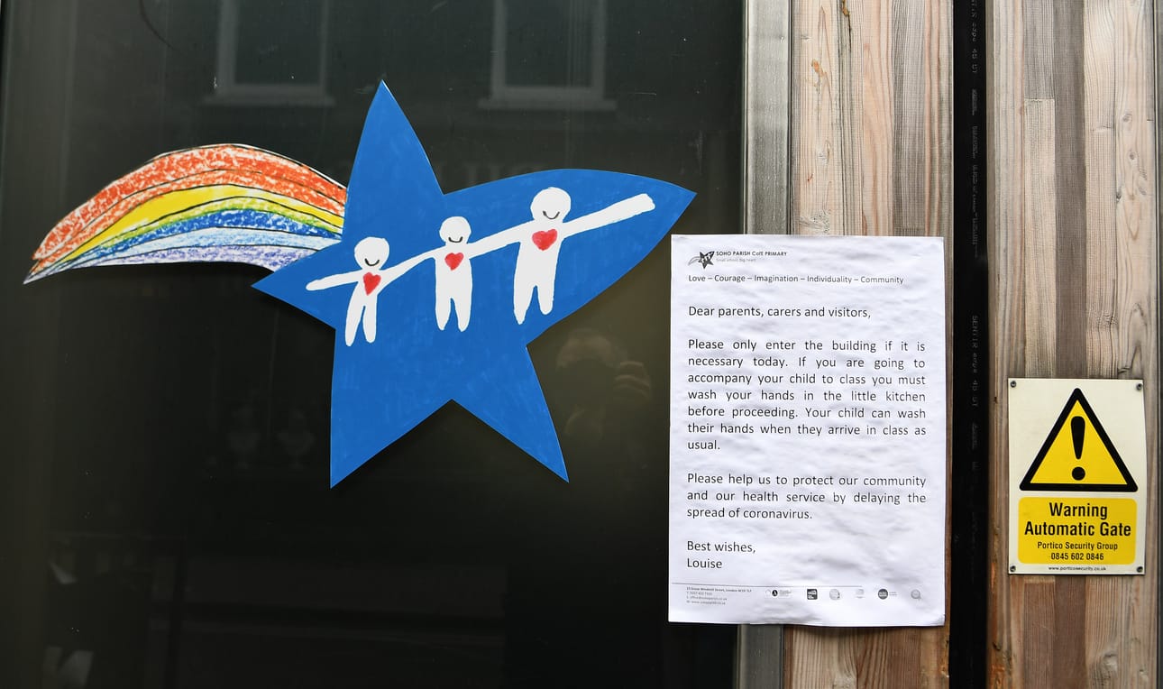 Hyvästä hygieniasta pandemiaan liittyen muistutettiin alakoulun ovessa Lontoossa 14. maaliskuuta.