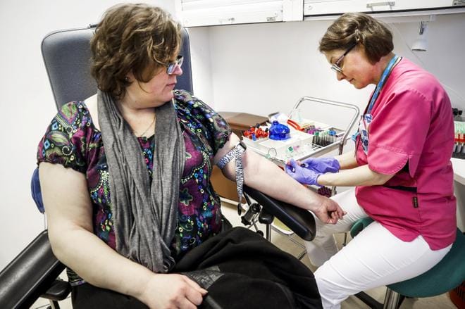 Bioanalyytikko Raija Karjalainen otti maanantaina verinäytteen polven tähystysleikkaukseen valmistautuvalta posiolaiselta Marjatta Ylisirniöltä. Ensi vuonna kaikille posiolaisille tarjotaan ilmainen verianalyysi, joka antaa tietoa sairastumisriskeistä. KUVA: Pekka Aho