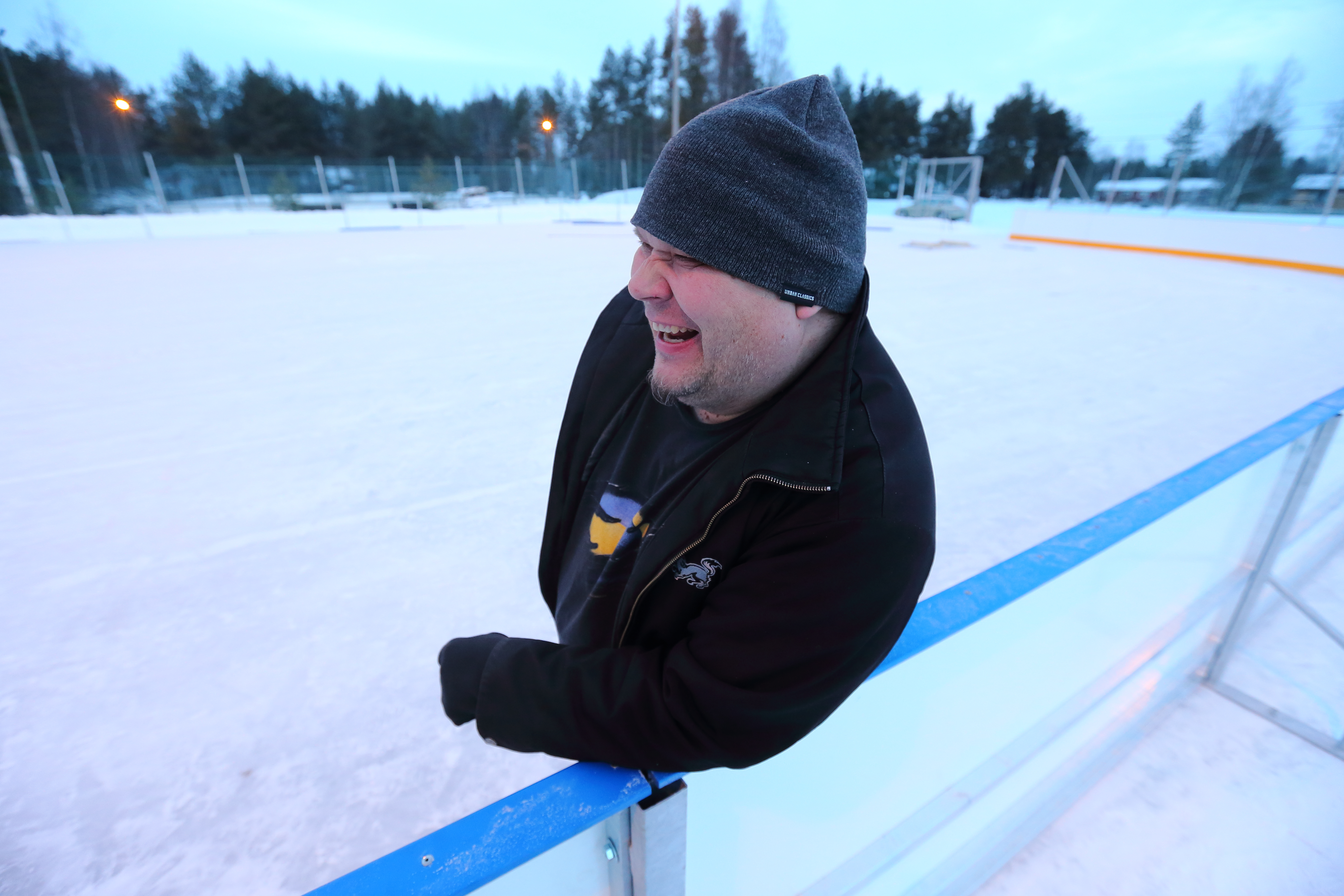 Siikajoen kunnan liikuntasihteeri Marko Äijälä oli tiistaina yhtä hymyä, kun Siikajoenkylälle pystytettiin uutta jääkiekkokaukaloa. Kaukaloon pääsee luistelemaan mahdollisesti loppuviikosta.