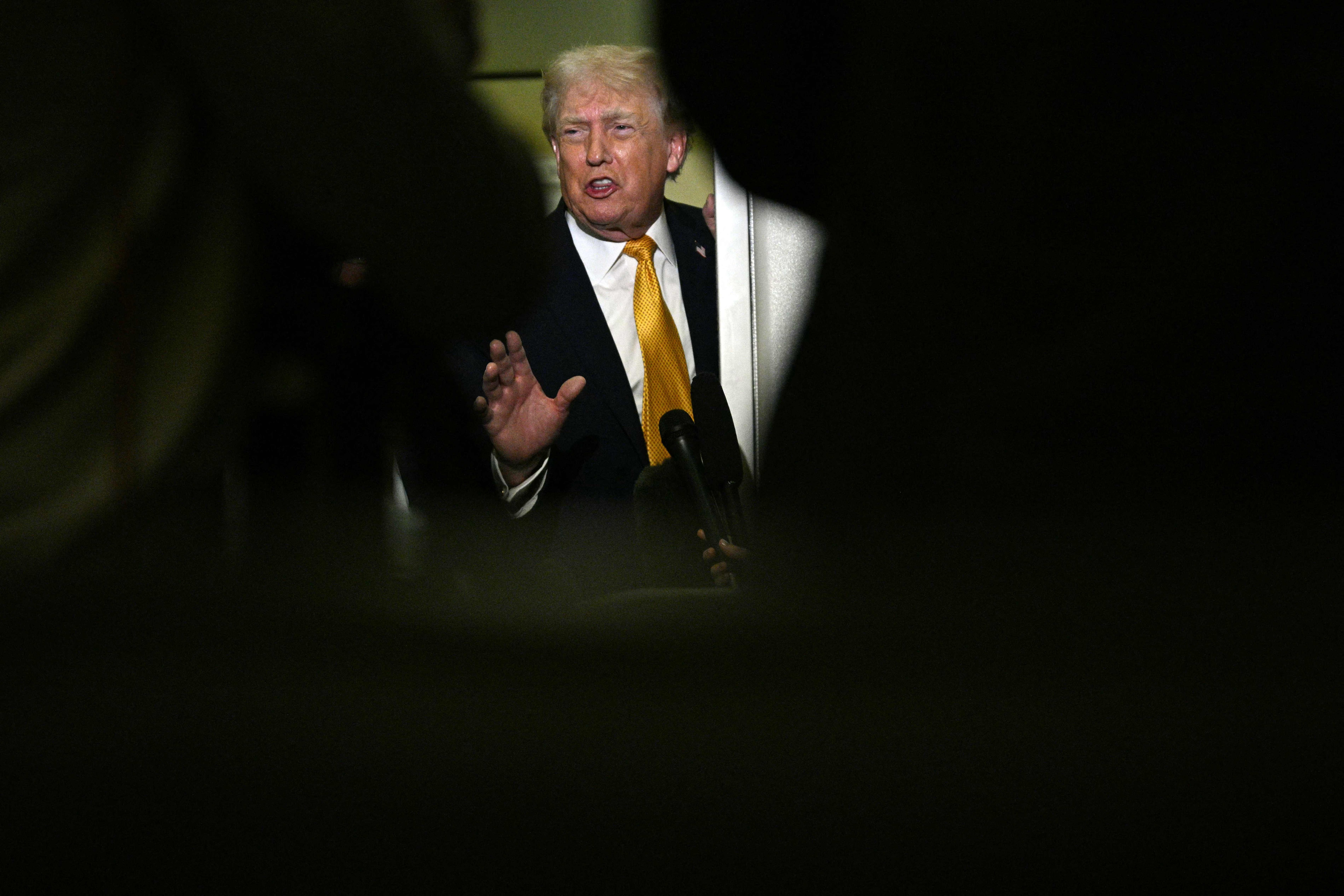 Trump sanoi Yhdysvaltojen määräävän Venezuelassa, maan väliaikaisjohto peräänkuulutti yhteistyötä kansainvälisen oikeuden puitteissa