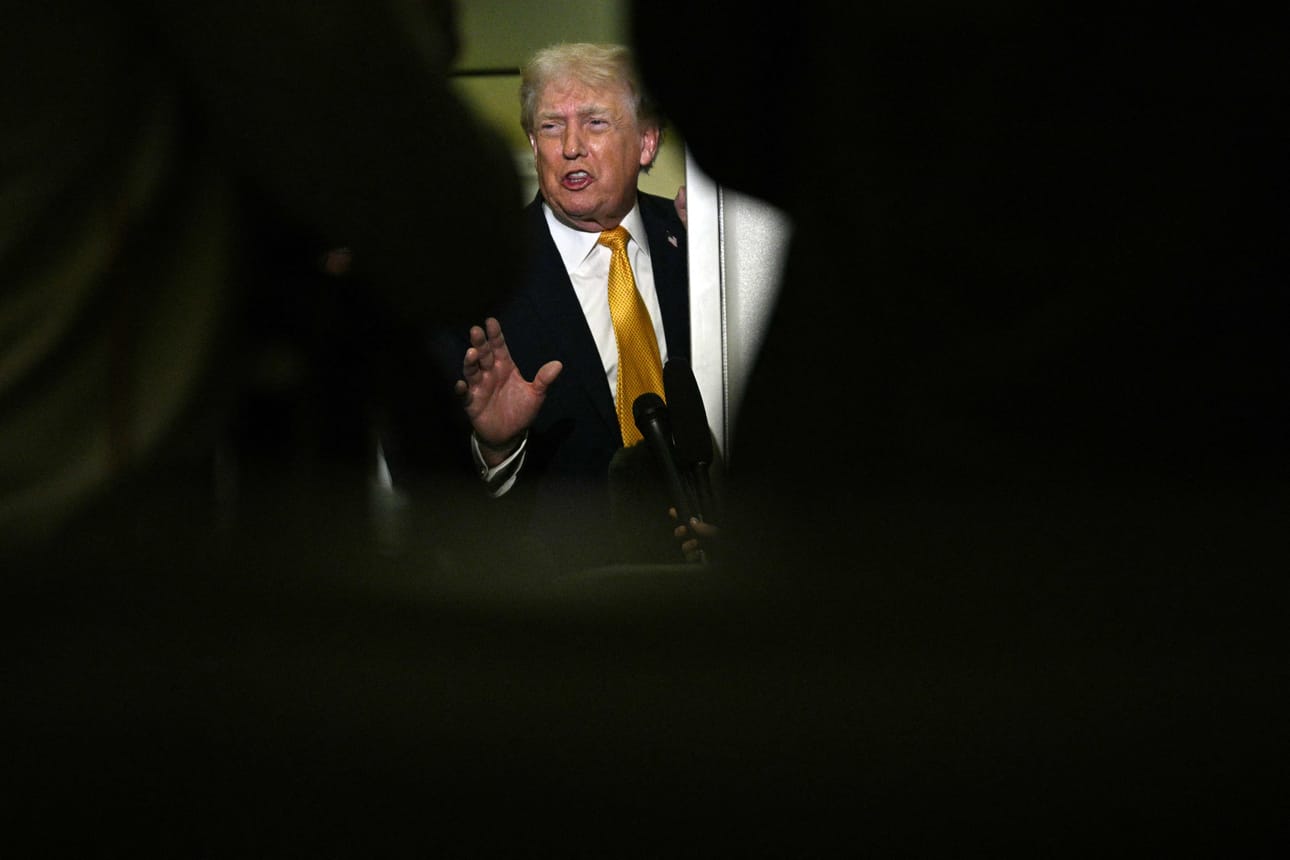 Presidentti Donald Trump sanoo Yhdysvaltojen määräävän nyt Venezuelassa.