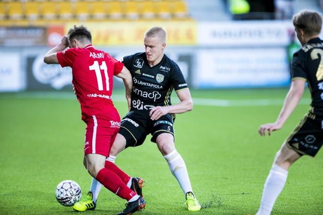 SJK:n Dani Hatakka ja Interin Albion Ademi kamppailivat pallosta perjantain liigaottelussa Seinäjoella. Inter nappasi ottelusta vieraspisteet maalein 0–1. KUVA: KRISTA LUOMA