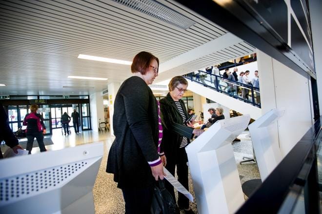 Erityissuunnittelija Satu Sorila (vas.) opastaa alajärveläistä Ritva Hintsaa itseilmoittautumisautomaatilla keskussairaalan pääkäytävällä. Automaatteja on Sorilan mukaan käytössä Seinäjoen keskussairaalassa ja Y-talossa yhteensä 30. KUVAT: JAAKKO ELENIUS
