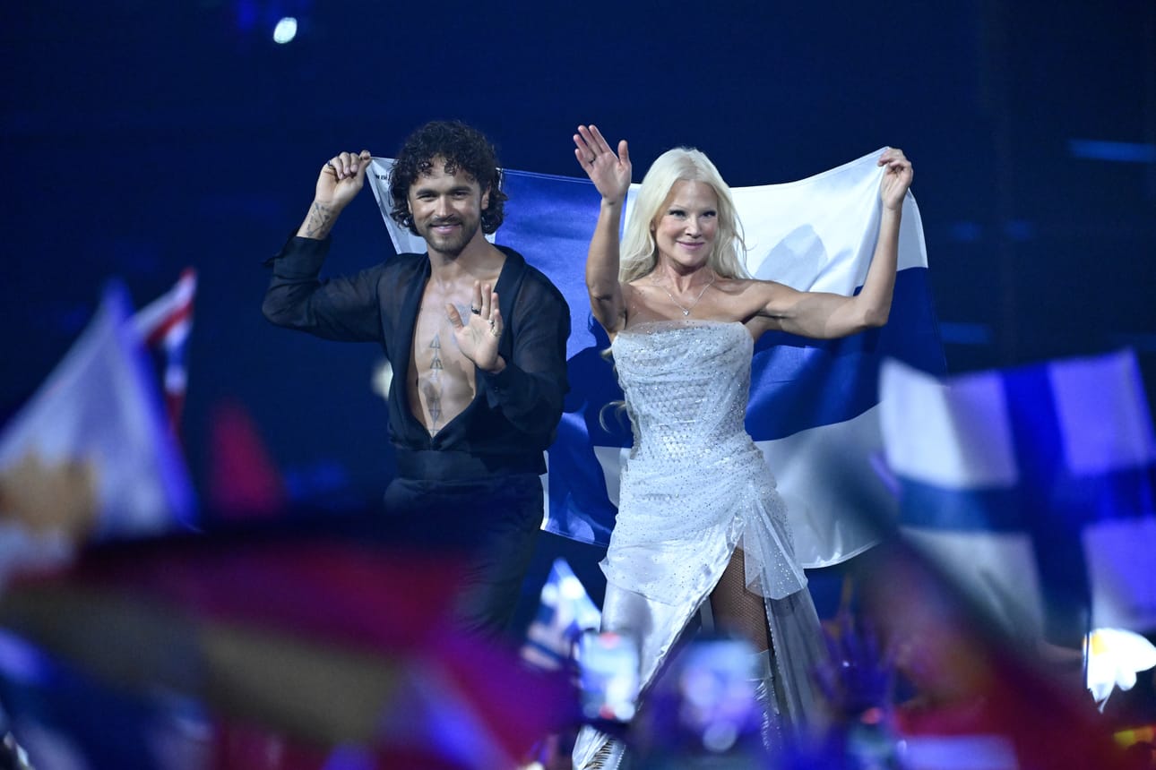 Finland's Pete Parkkonen (L) and Linda Lampenius arrive on stage for the Grand Final of the Eurovision Song Contest 2026 in Vienna, Austria, on May 16, 2026. - HEIKKI SAUKKOMAA / LEHTIKUVA